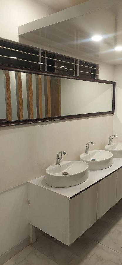 Center Point Apartment Дакка Экстерьер фото